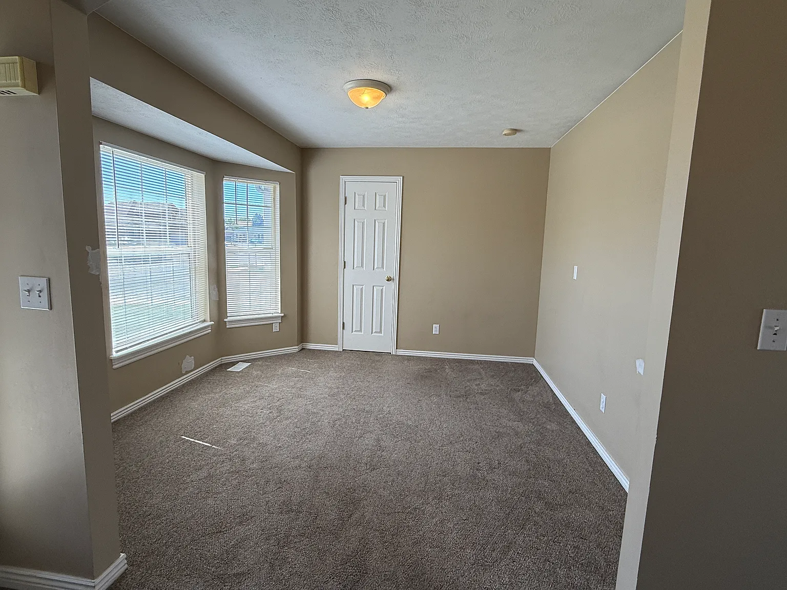 5 bed, 3066 sqft, $3,065 — Photo 4