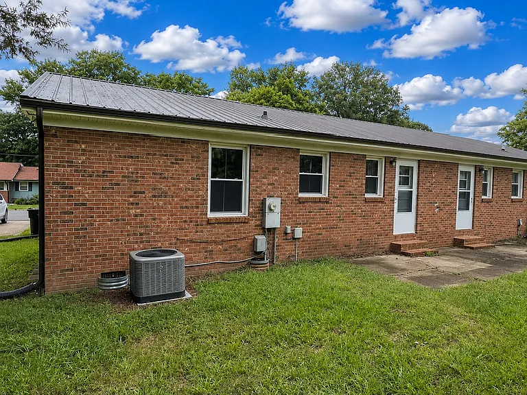 1095 Sunset Rd — Photo 2