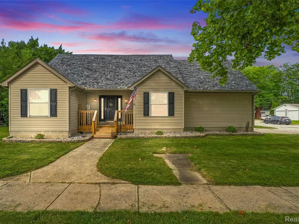 26312 Ypsilanti St, Flat Rock, MI 48134