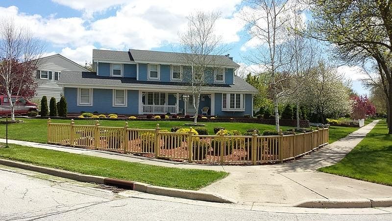 1st image of 802 Crestwood Dr