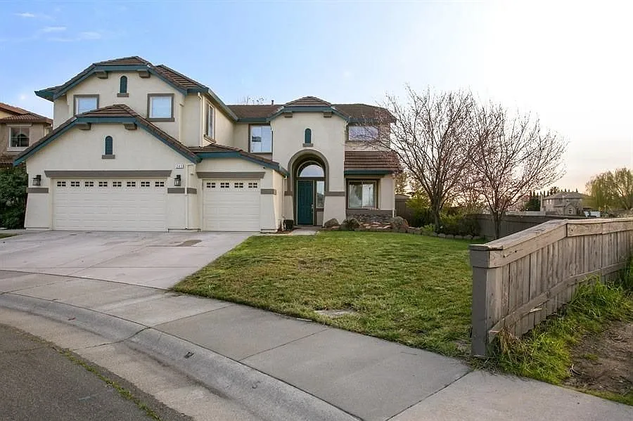 241 Menard Cir photo 1