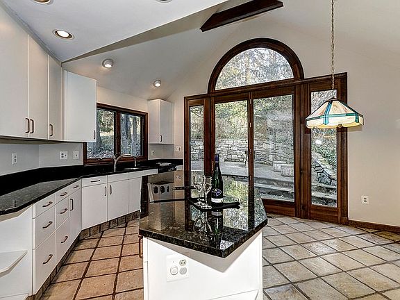 Kitchen with Tablespace