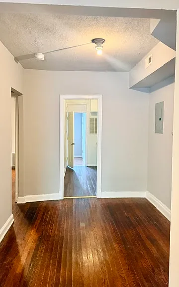 1424 Staples St NE #1 — Photo 2