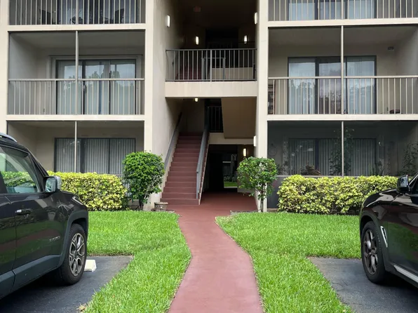 208 Foxtail Dr, Greenacres, FL