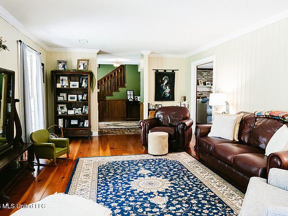 4th image of 567 River Road Dr SE