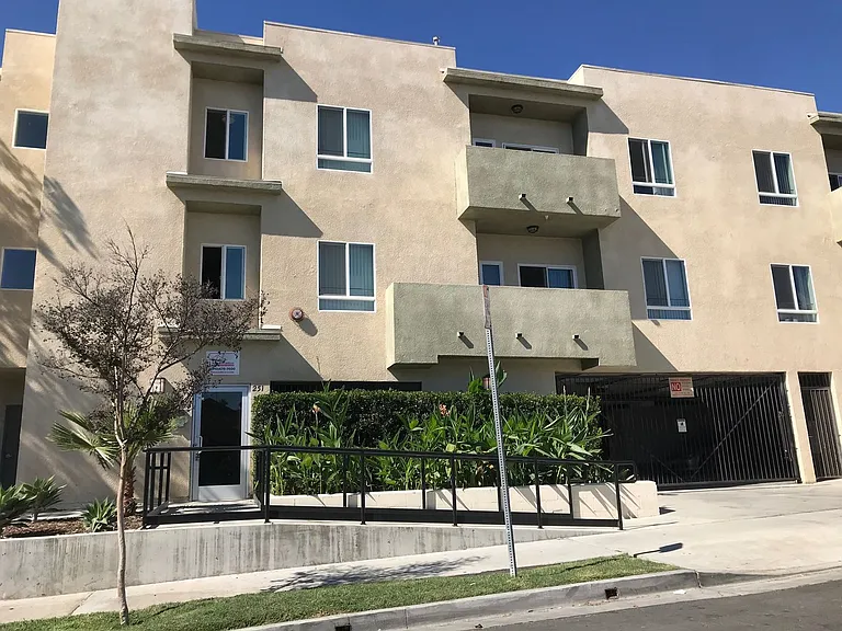 251 Robinson St — Photo 13