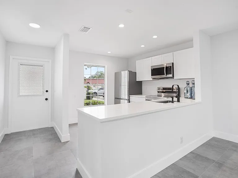 737 Nantucket Cir #B — Photo 8