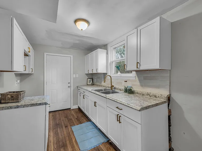 2110 S Sterling Ave — Photo 11