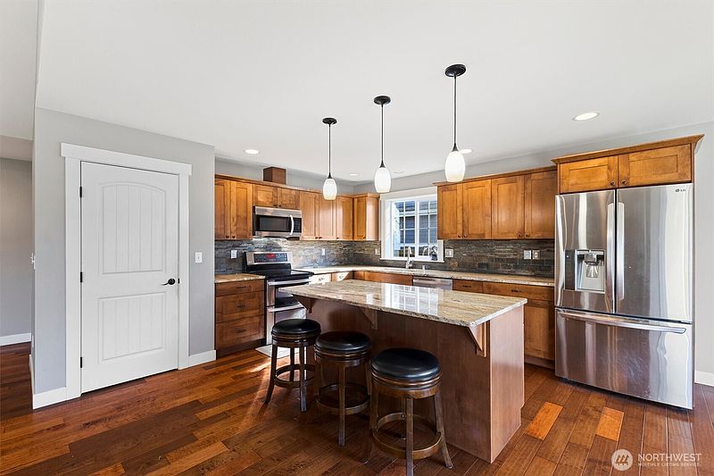 2nd image of 803 Mapleridge Drive
