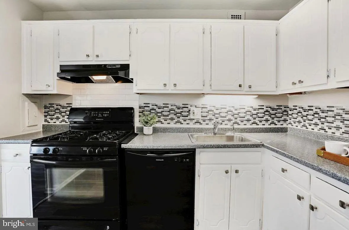 1 bed, 1.0 bath, 719 sqft, $2,000 — Photo 2