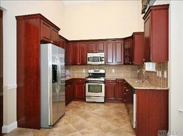 6 Toni Ct, Center Moriches, NY 11934