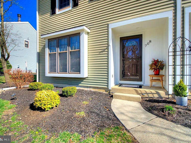 708 Kings Croft — Photo 2