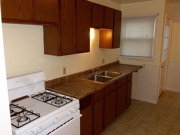3rd image of 68 Windwood Cts APT E