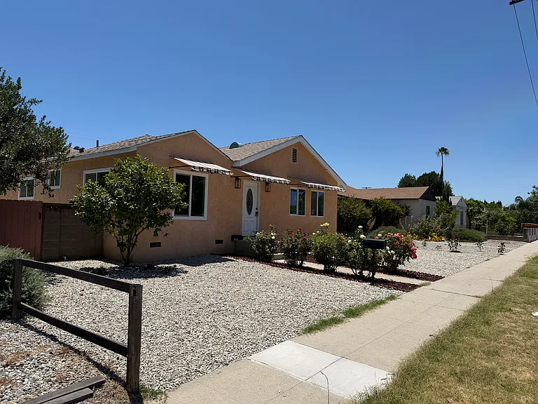 19906 Saticoy St — Photo 12