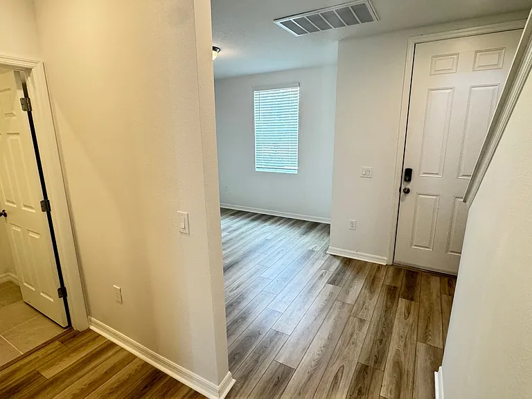2401 White Tail St — Photo 3
