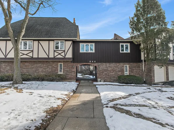 844 Village Quarter Rd APT B1, Dundee, IL 60118
