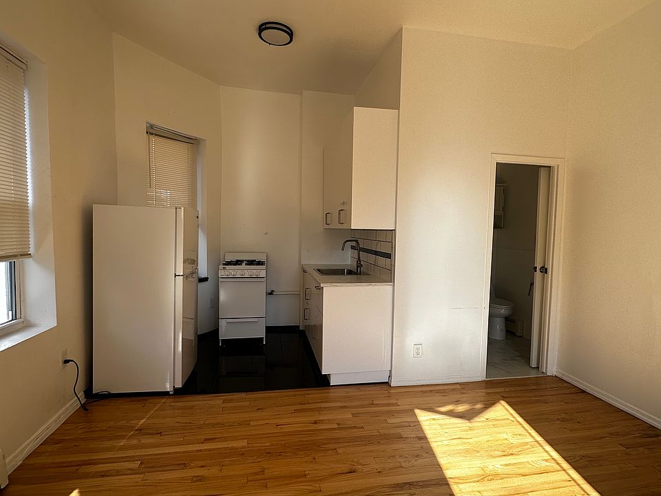 2nd image of 867 Riverside Dr #4A