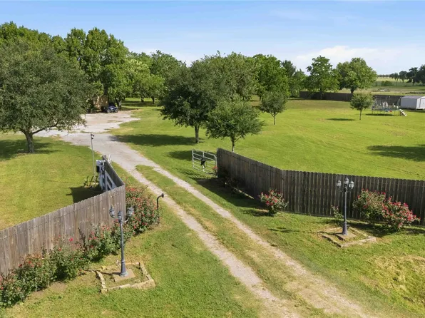 9318 E Creek Bend Dr, Needville, TX 77461