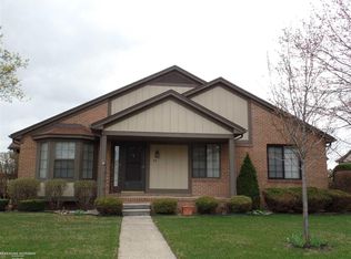 58 Meadow Wood Dr, Rochester, MI 48307