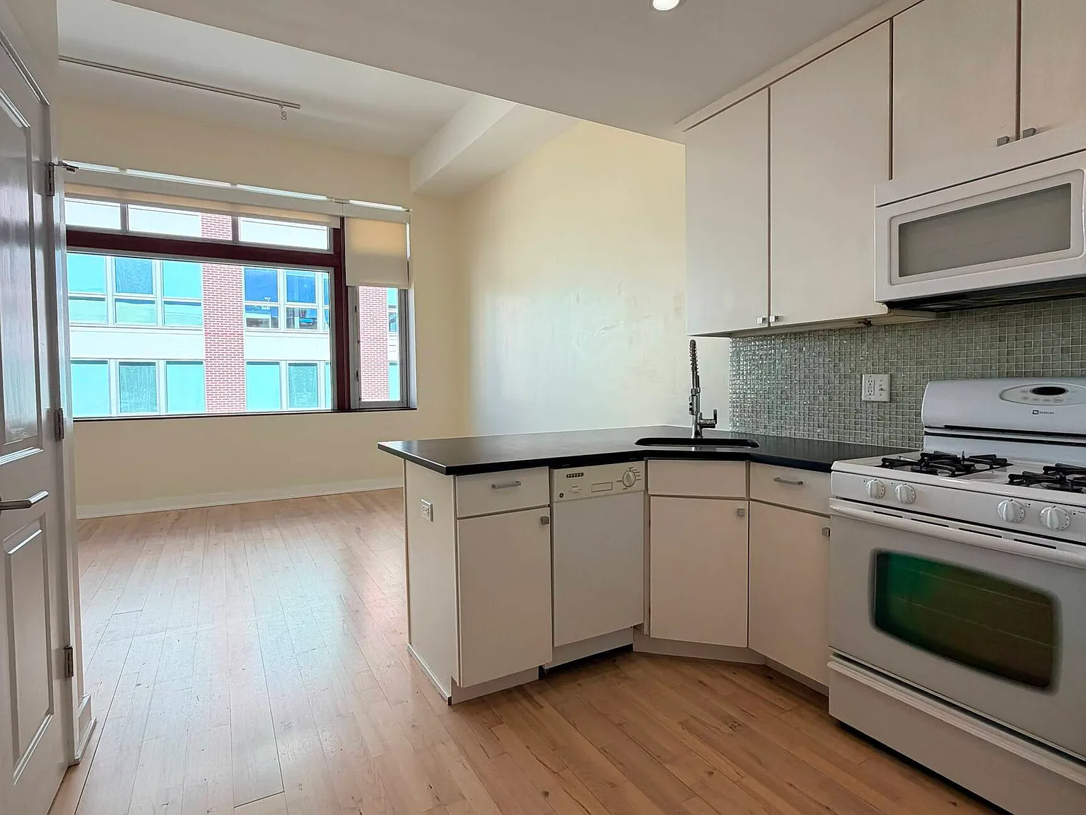 1 bed, 1.0 bath, 700 sqft, $1,985 — Photo 2