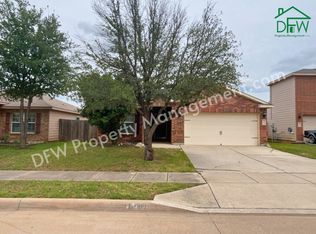 10009 Iron Ridge Dr, Fort Worth, TX 76140