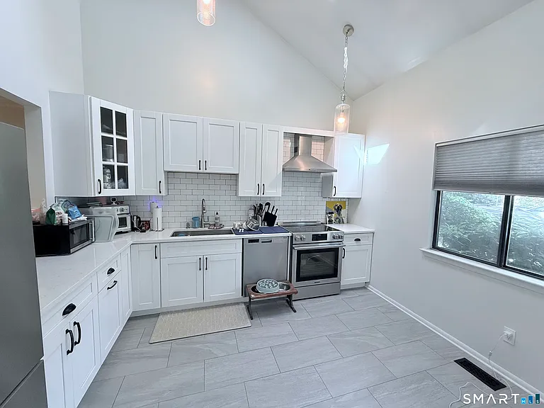 2289 Bedford St #D13 — Photo 9