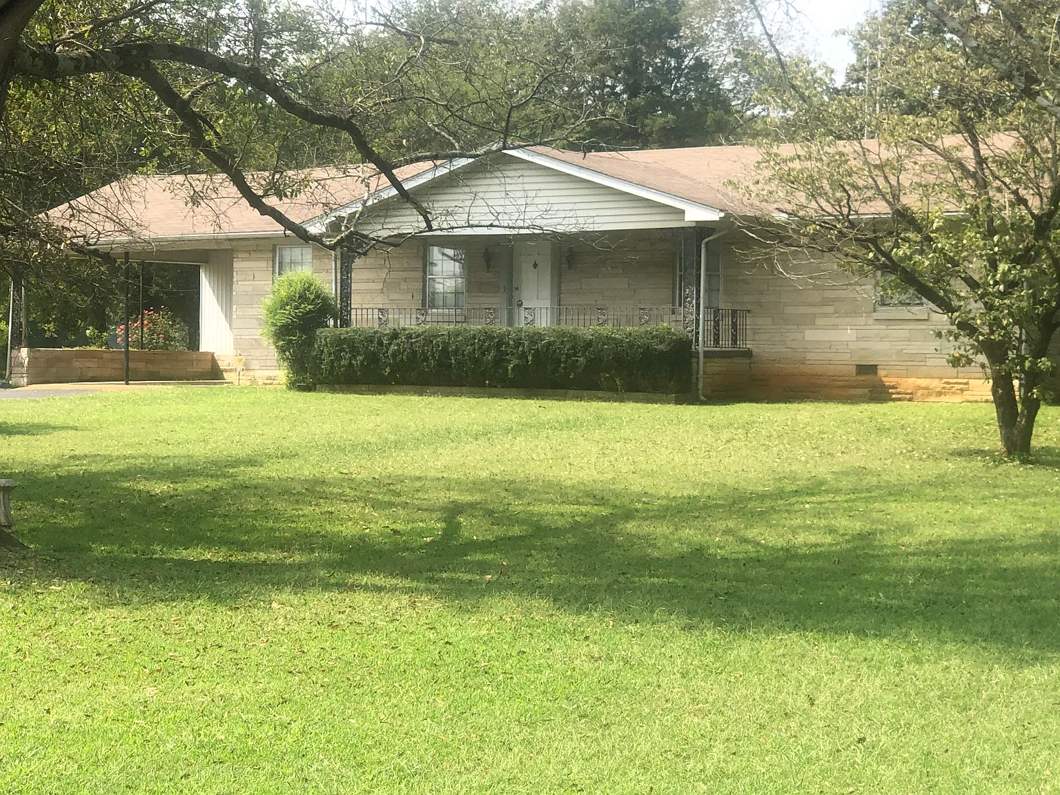 3 bed, 2200 sqft, $2,000 — Photo 1