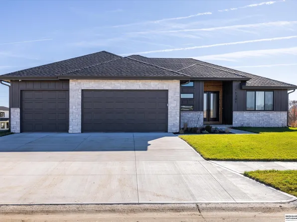 10811 S 219th St, Gretna, NE 68028