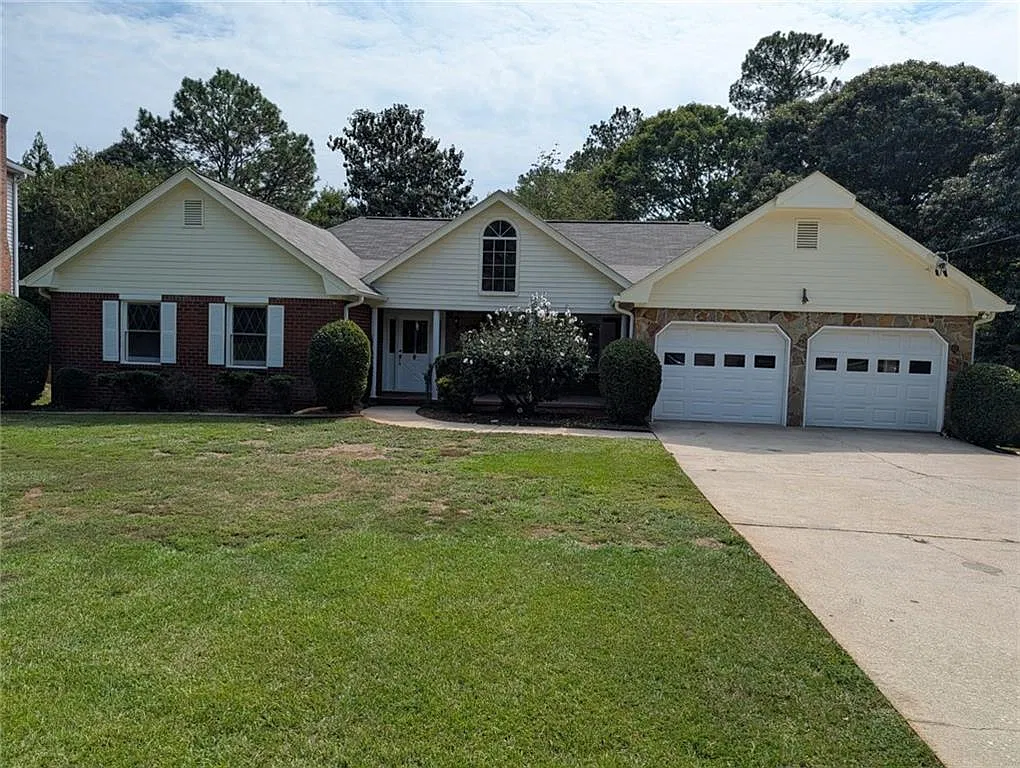 4 bed, 2.5 bath, 2141 sqft, $2,850 — Photo 2