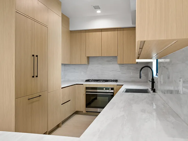149 S Palm Dr #151-1/2 — Photo 8