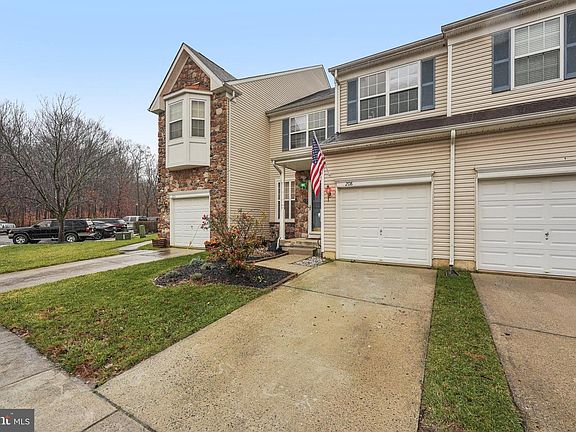4th image of 208 Chancellor Dr