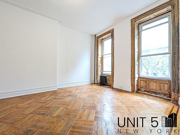 2nd image of 372A Bainbridge St #2A