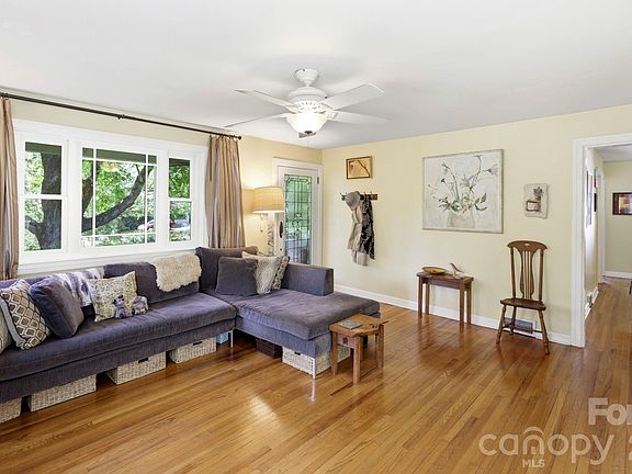 4th image of 33 Pinecroft Rd
