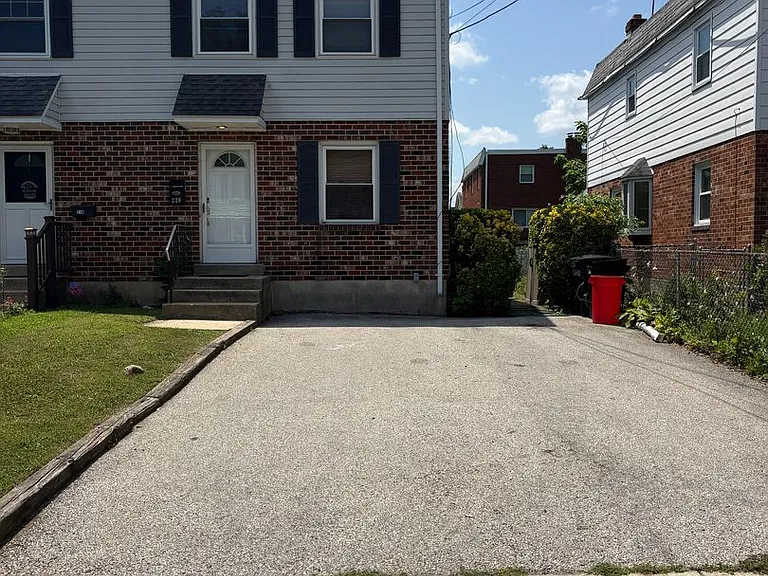 220 Harding Ave — Photo 2