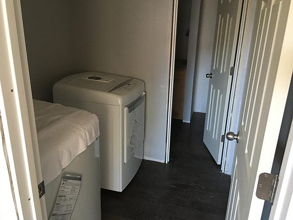 Laundry room to 1/2 bath