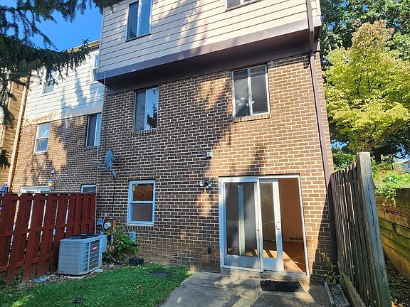 4th image of 926 W Side Dr #16