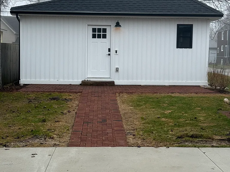 107 W Upright St #B — Photo 4