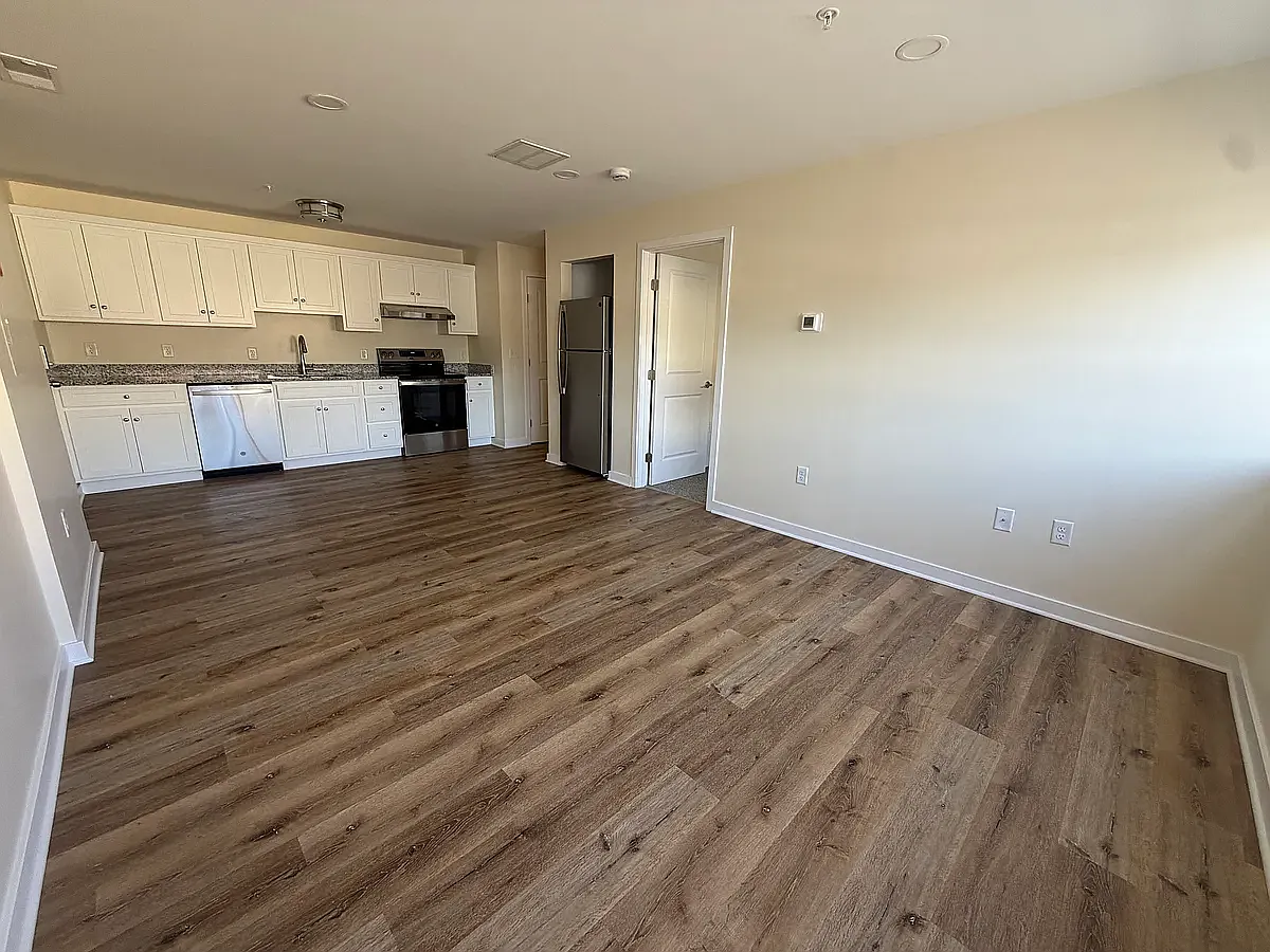 3 bed, 1100 sqft, $2,000 — Photo 2