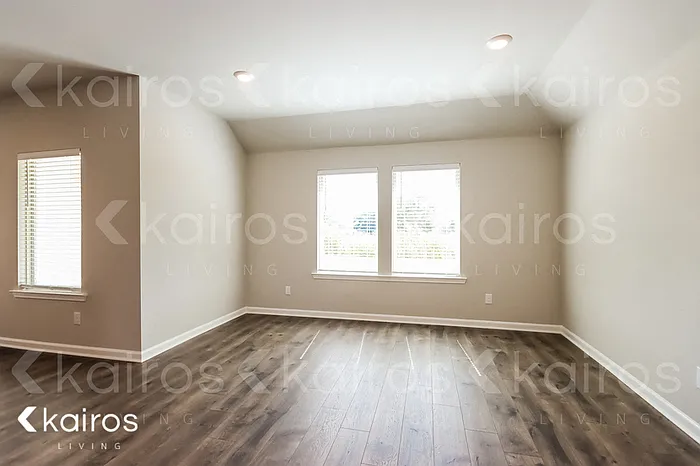 106 Royal Oak St — Photo 2