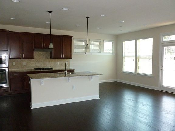 5th image of 227 Begen St