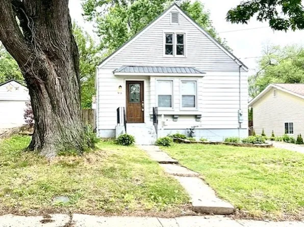 913 Academy St, Dixon, IL 61021