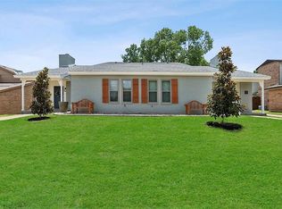 2708 Meadow Park Dr, Bedford, TX 76021