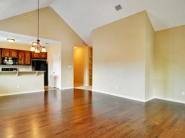 College Ave Apartments — Photo 15