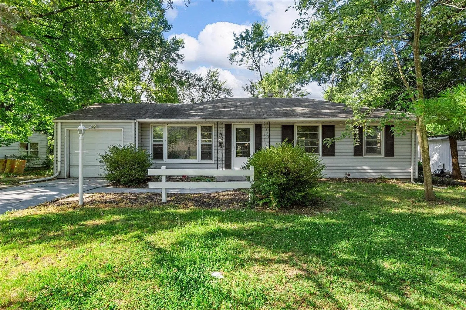 924 Frost Ave photo 1