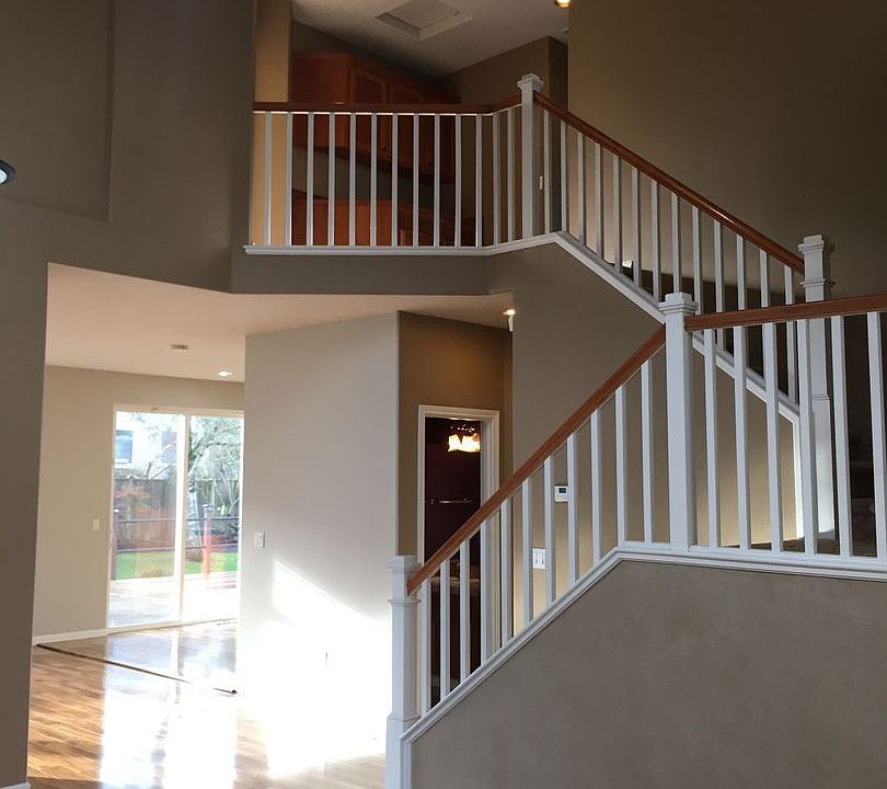 1st image of 1028 NE Creeksedge Dr