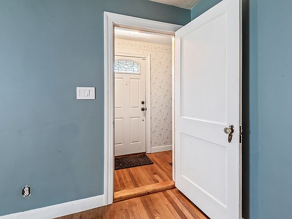 5th image of 422 Mill St