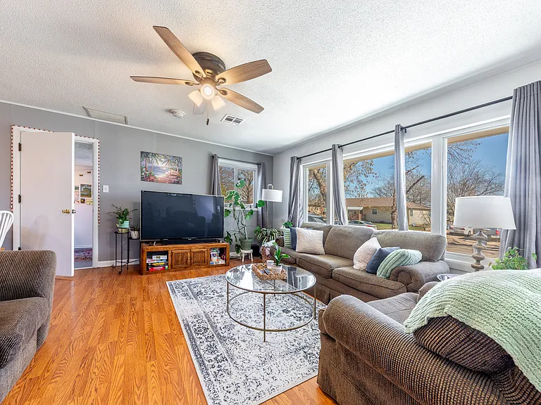 1515 Jarvis Dr — Photo 3