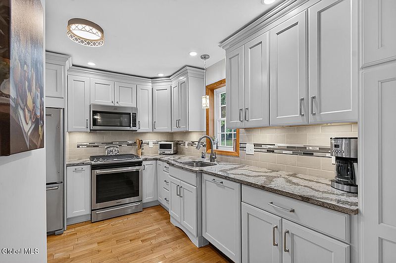 4th image of 24 Hulin Street