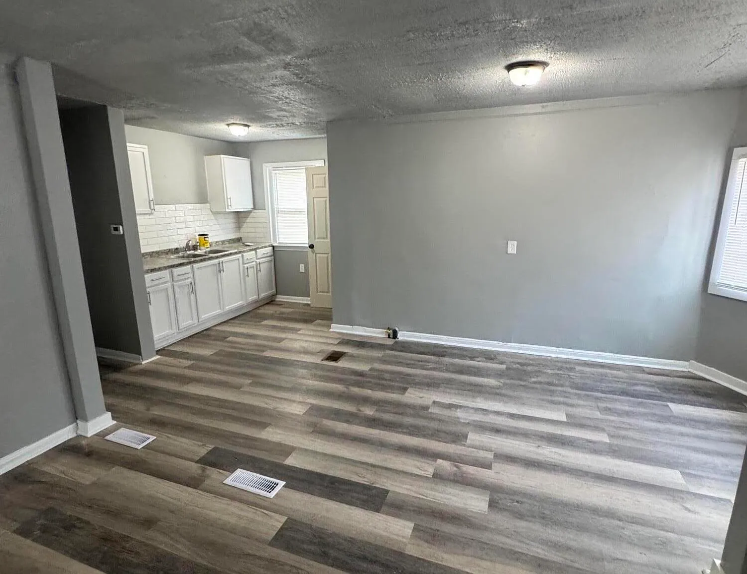 3 bed, 1.0 bath, 866 sqft, $1,300 — Photo 2