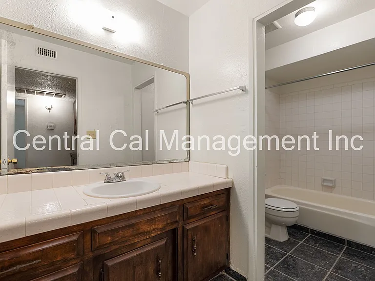 4200 Parkwood Ct — Photo 12